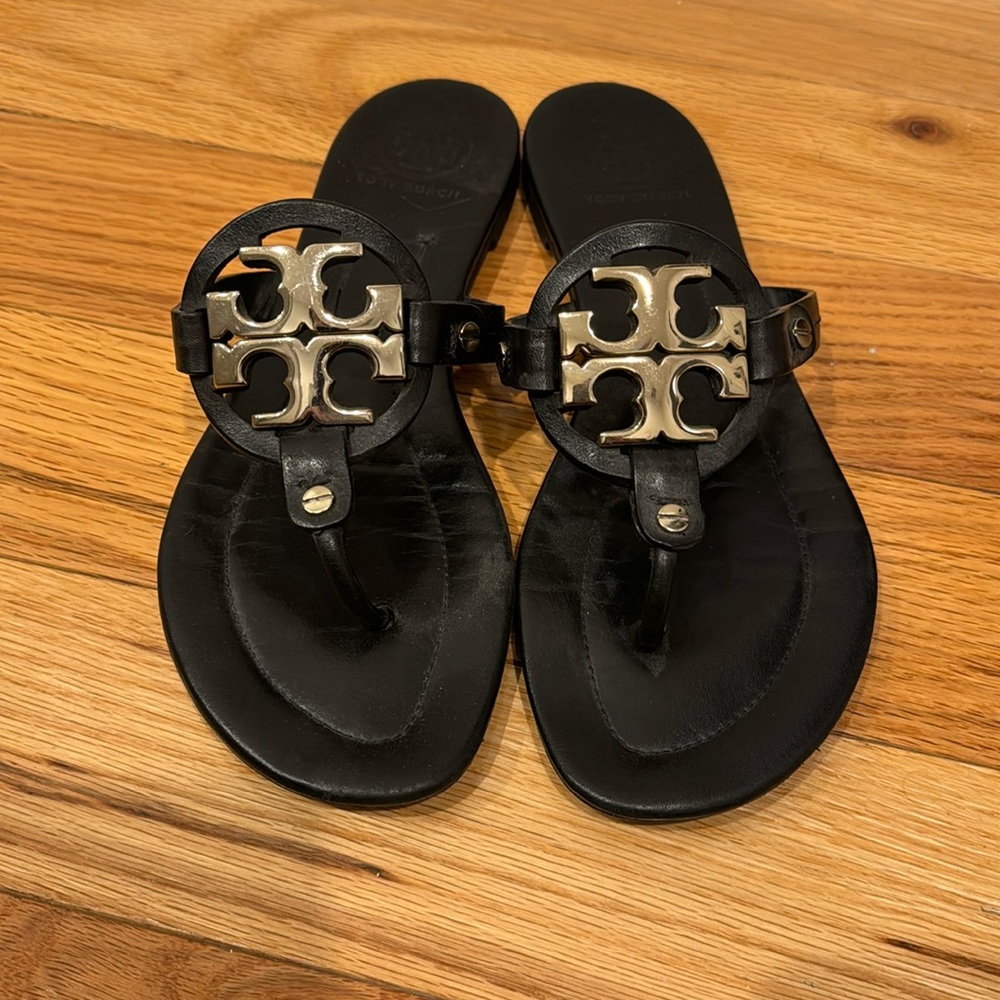 Tory burch leather sandal with gold logo.